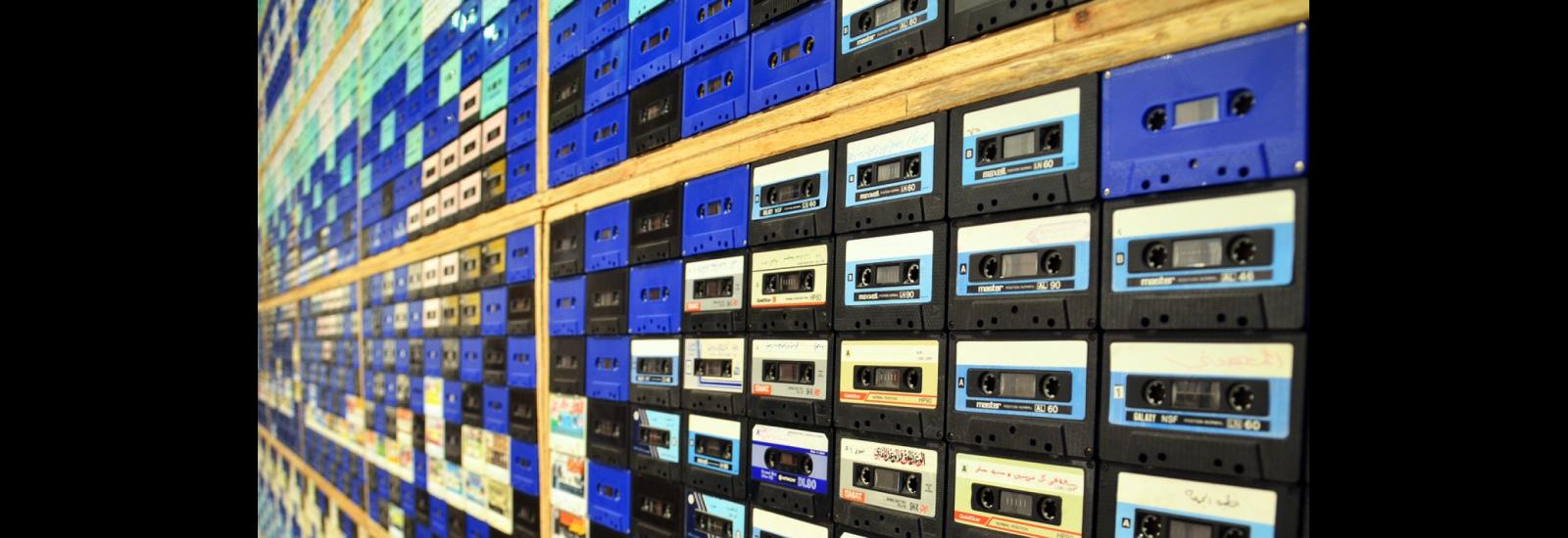 cassettes organizados en cajones