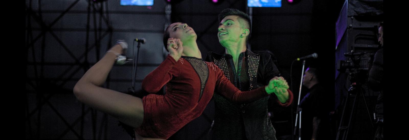 pareja bailando salsa