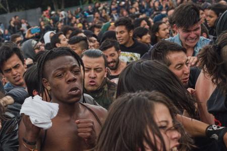 Jóvenes en un pogo durante el Festival Rock al Parque 2019