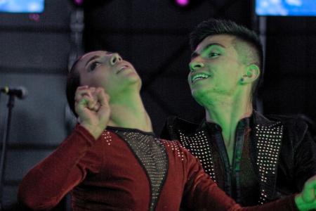 pareja bailando salsa