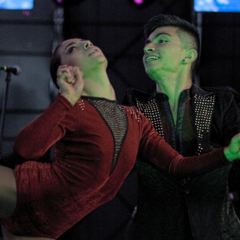 pareja bailando salsa
