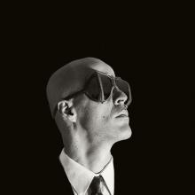 Hombre mirando hacia arriba